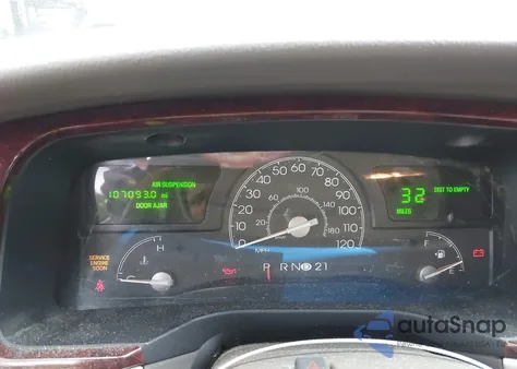 2005 Lincoln Town Car Signature Limited из США, поврежденный, VIN 1LNHM82W45Y625965